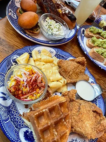 Chicken and Waffles 搭配玉米沙拉