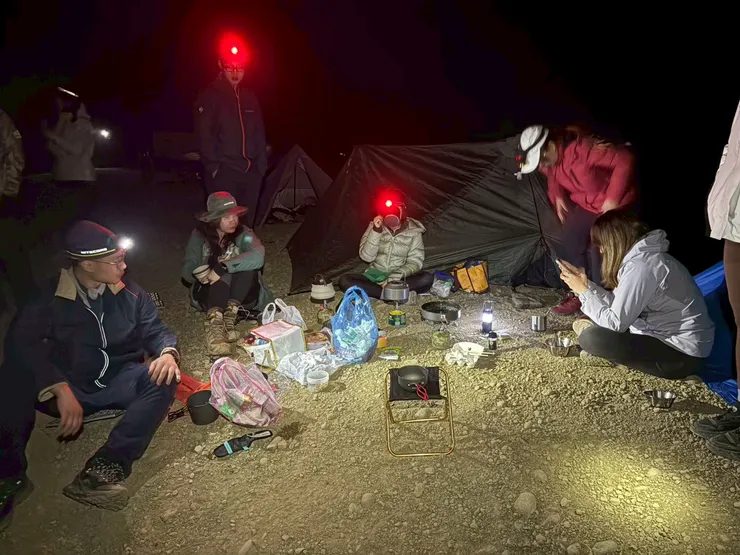 題外話，我這張照片戴的頭燈隔天起床吃完早餐後電量已耗盡，天還沒亮缺乏頭燈照明我無法收帳篷，因此我和協作借頭燈