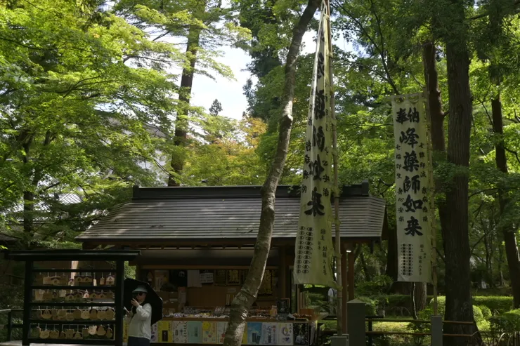 峯藥師堂的白色旗幟上,畫滿了許多眼睛/攝影:NANA濕婦