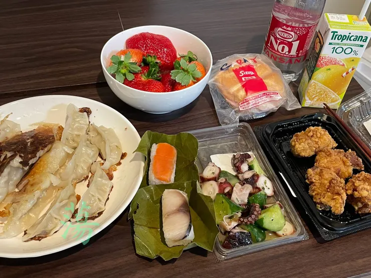 宵夜滿滿一桌。