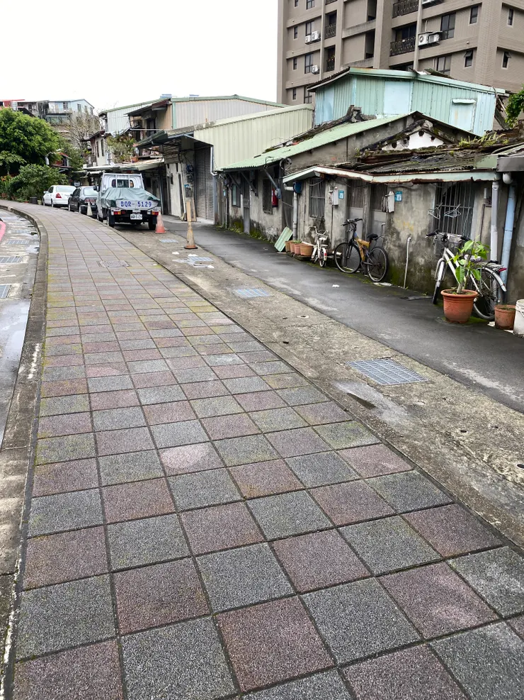 中華路83巷,矮房子前面原本還可見瑠公圳圳道,後來都加蓋了