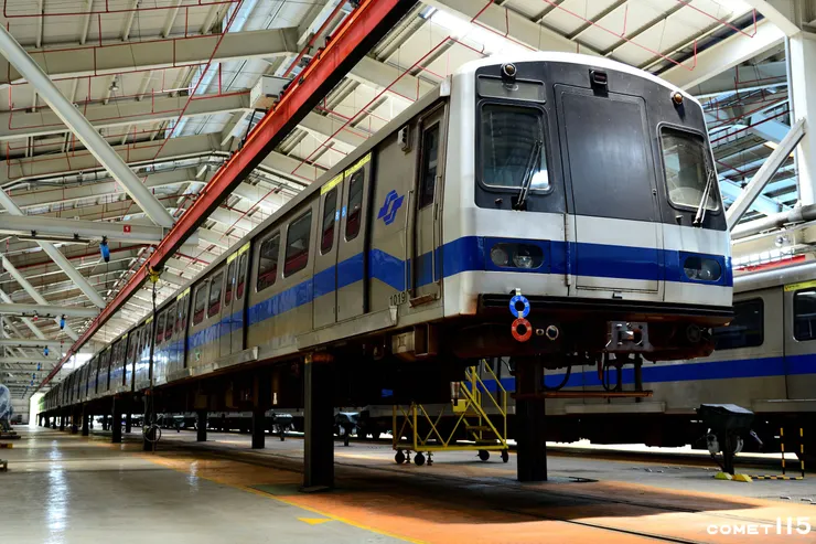 頂升機將車廂舉起之後，維修人員就能把轉向架拆卸下來