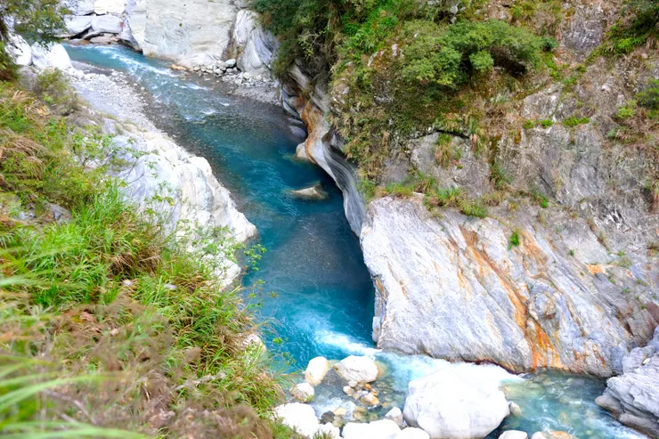 【溪水東流匯經布洛灣砂卡礑 谷底潺湲傳承一脈青碧耀眼】