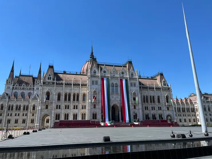 國慶日前 有掛國旗和舞台設置