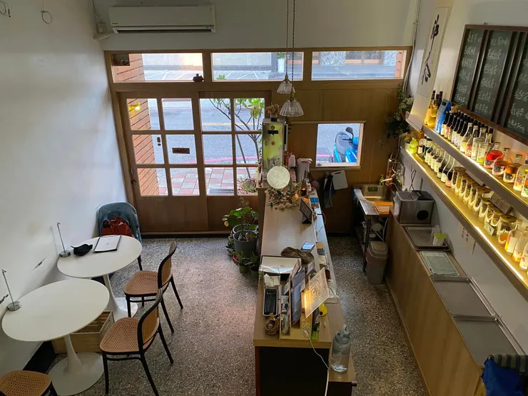 朋友店內一樓是餵食身體的吃喝空間，二樓是餵食心靈的獨立書店