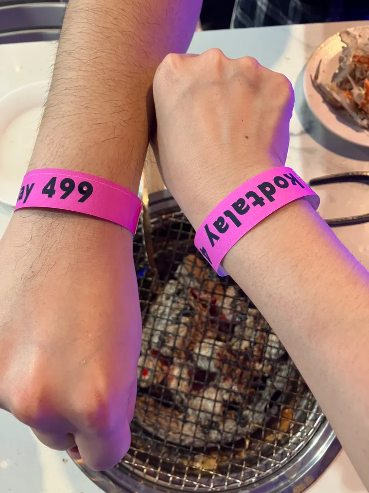 手圈，吃飽離場時，店員會幫忙剪掉