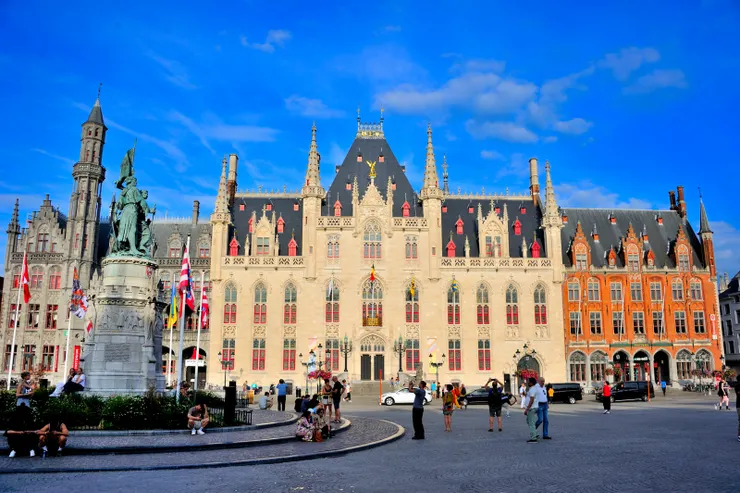 【集市廣場，省議會廳與廣場中央的Jan Breydel & Pieter de Coninck青銅雕像。】