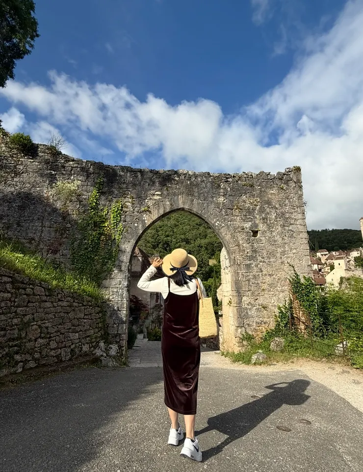 再幾個月就要領老人卡，謝謝J幫我在村莊入口處拍了一張美少女照片