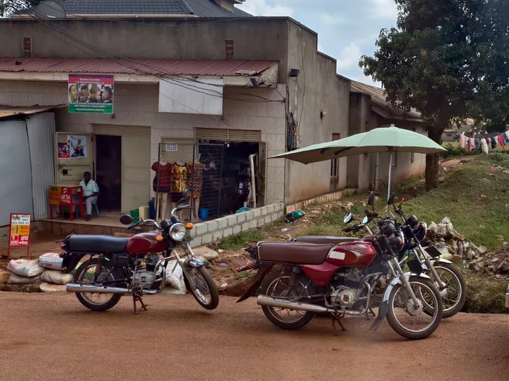 Boda Boda叫客機車,有的還有遮陽傘,當地主要交通工具之一。