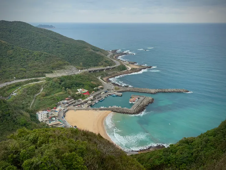 從遠到近分別是野柳峽、澳底沙灘、澳底漁港、外木山沙灘