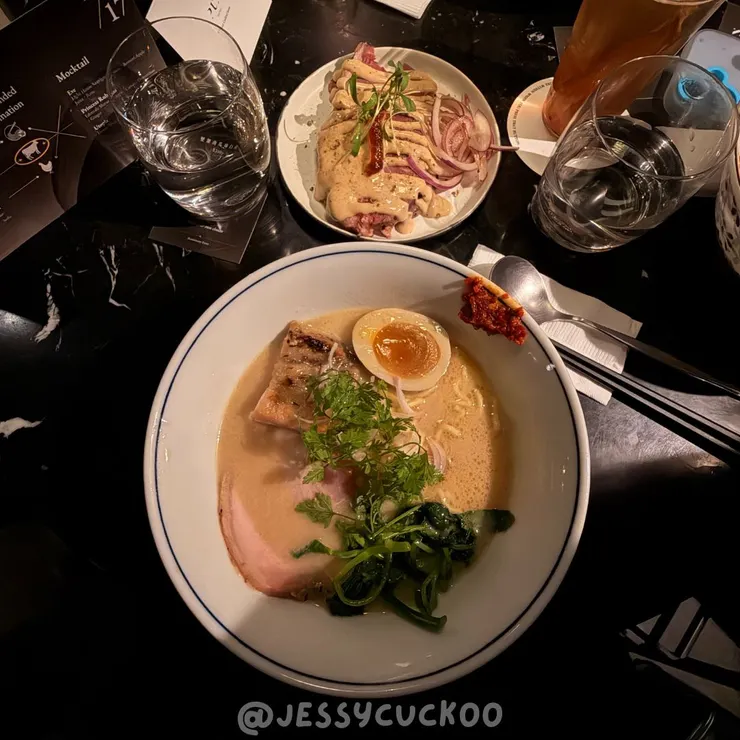 Bar PUN 酒吧場景中的堅果南瓜雞白湯拉麵，搭配香菜、火腿、溏心蛋、胡麻牛肉小菜與一杯酒，呈現拉麵客座活動氛圍