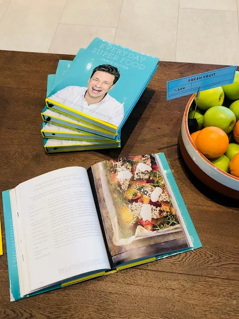 店家還擺放著英國著名主廚～傑米．奧利佛的健康食譜做為裝飾品。