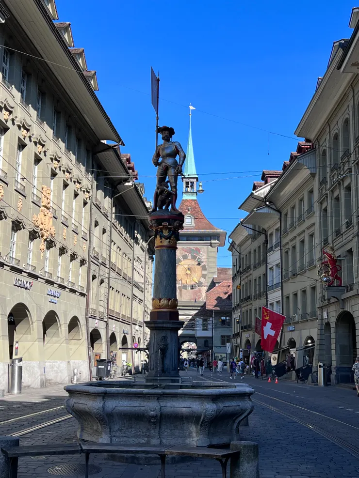 有點逆光，可是還是可以看到射擊手噴泉還有躲在腳旁也拿著一把槍的可愛小熊俏皮模樣