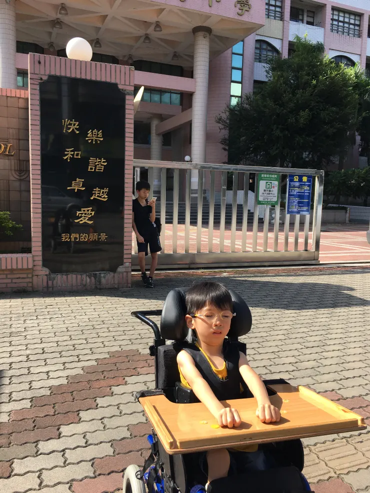 體驗營第一天進校門前的照片，陽光太強所以沒有笑容。〔2017六歲的子祐〕