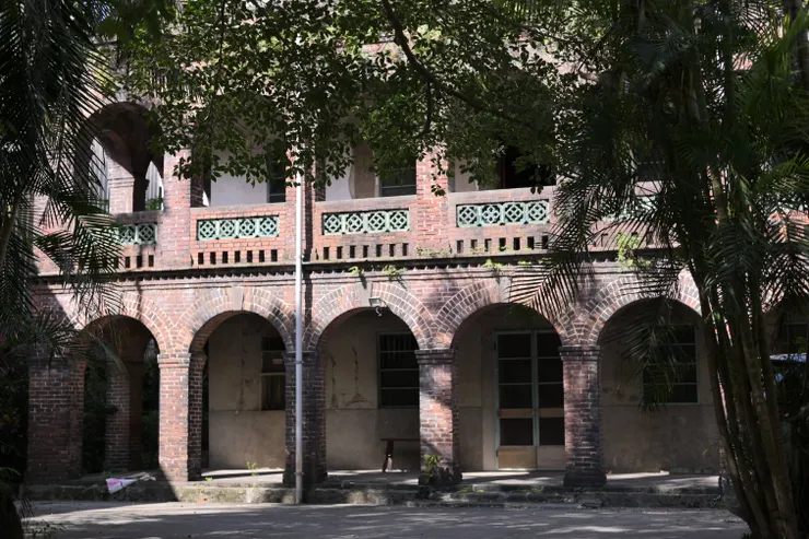 汐止站前的蘇厝是汐止保存最完整的古厝之一，具有百年以上的歷史。