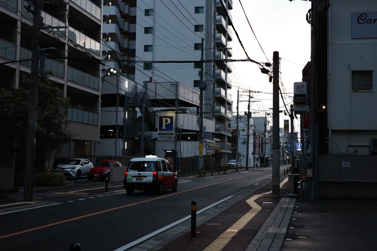 天漸漸亮起來，終於能看清街道樣貌