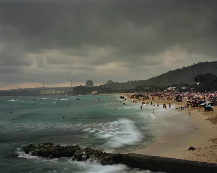 沈昭良《漂流：序曲》系列：《雨水的海水浴場與核電廠》（2016）。圖片來源：La Vie