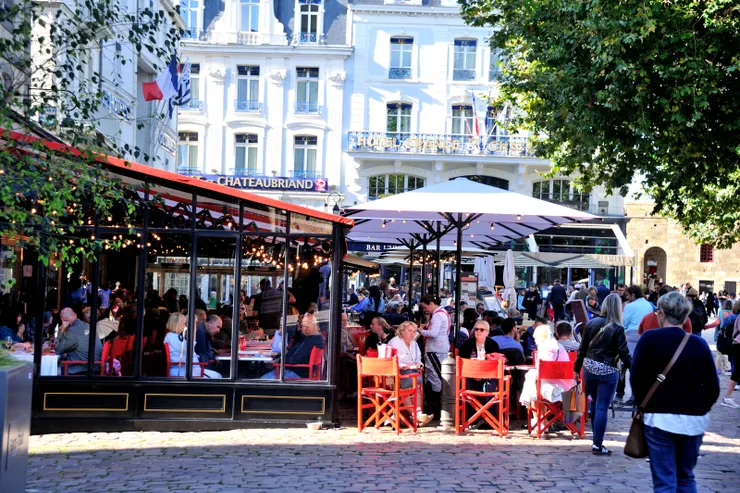 【沿途餐廳無不高朋滿座】