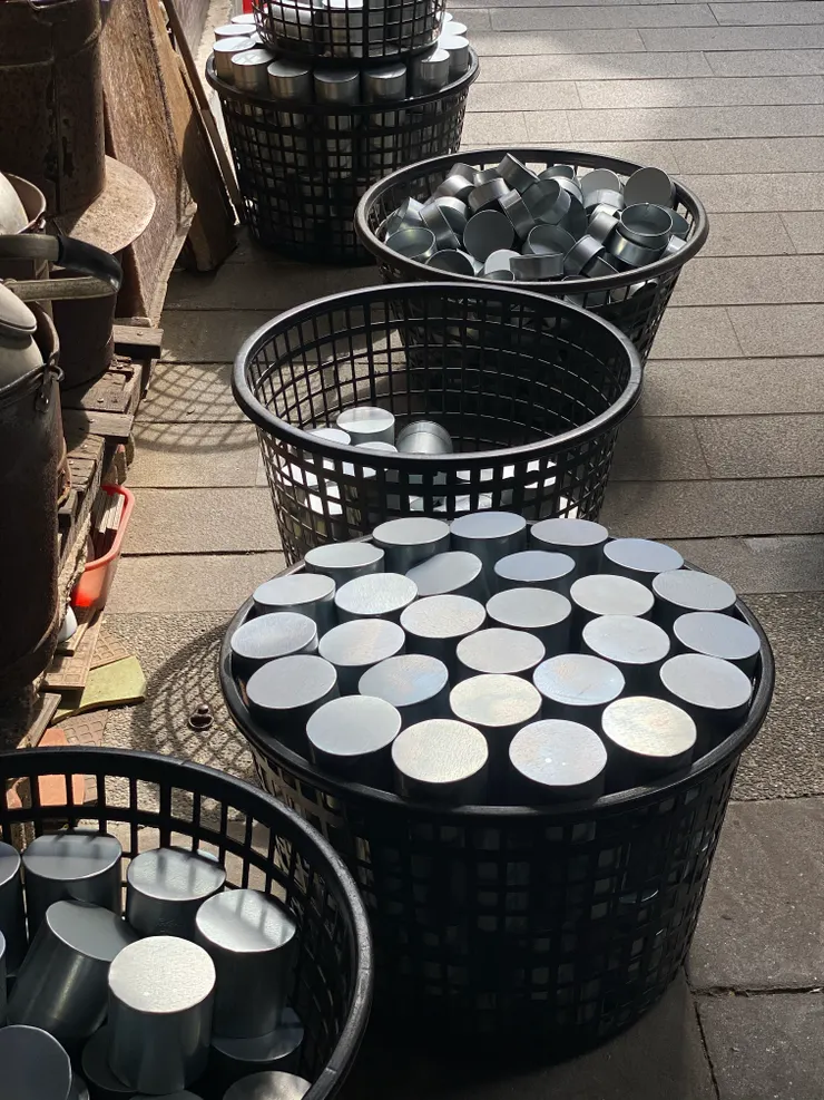 整齊堆疊的罐身，在午後的光線下閃著微光。