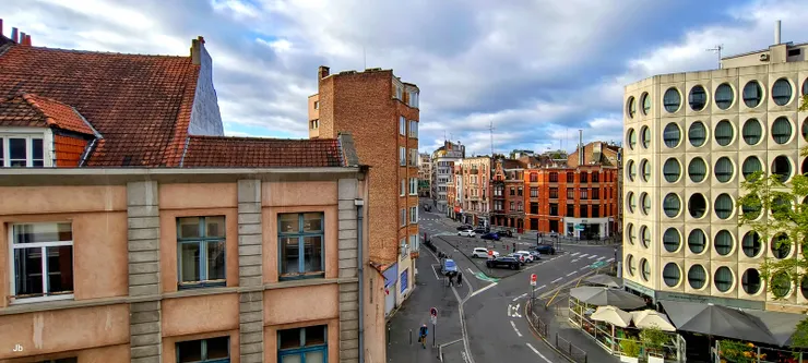 【天氣很好好，出發前從怡青家長窗向外拍，那棟讓人想起「洞洞館」的建築是一間4星級旅館(Best Western - Why Hotel)。】