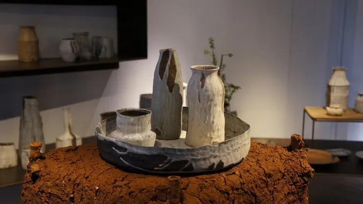 △展場上如同作物般直接從泥土裡長出的陶作。