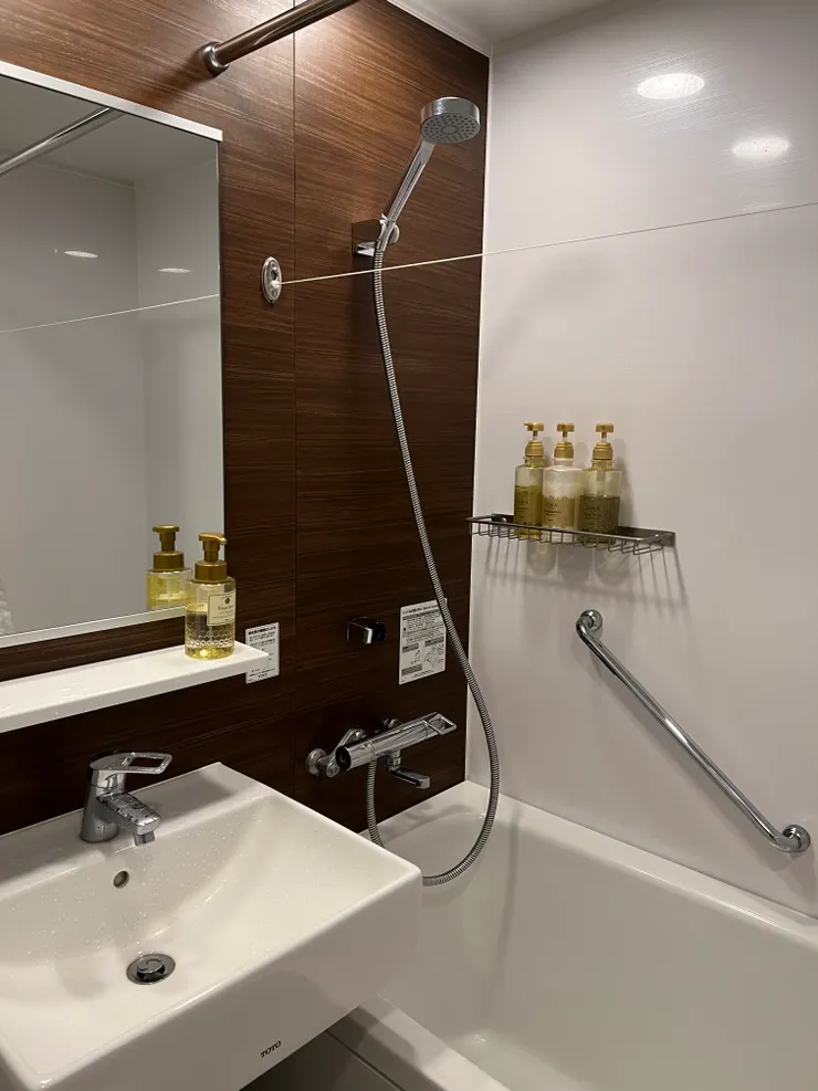 浴缸在日本算大(可能是因為無浴場),備品是POLA,好用