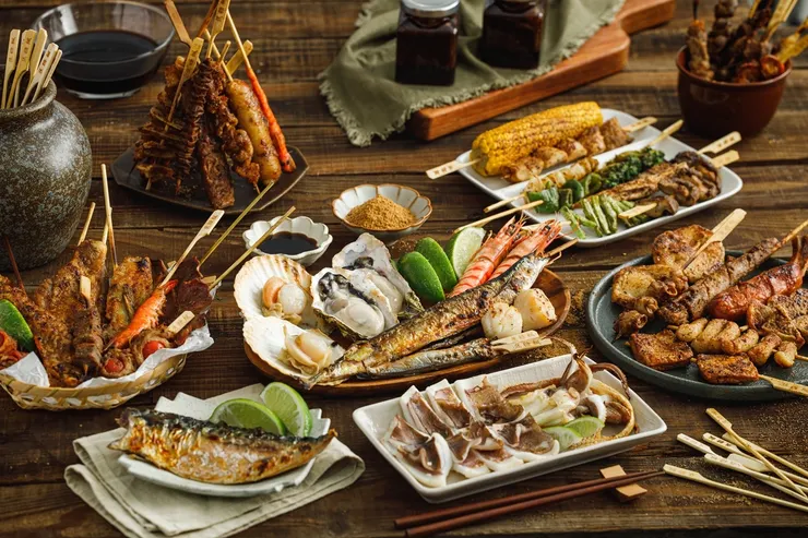 圖說：焦糖楓以獨特的漢方撒粉、搭配淡雅回甘醬汁調味，每支串燒堅持現烤不油炸，帶有甜鹹口感，越吃越涮嘴。（資料來源：焦糖楓）