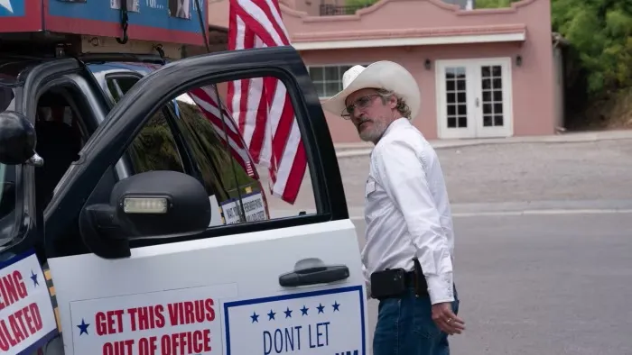 《瘋狂小鎮愛丁頓》劇照