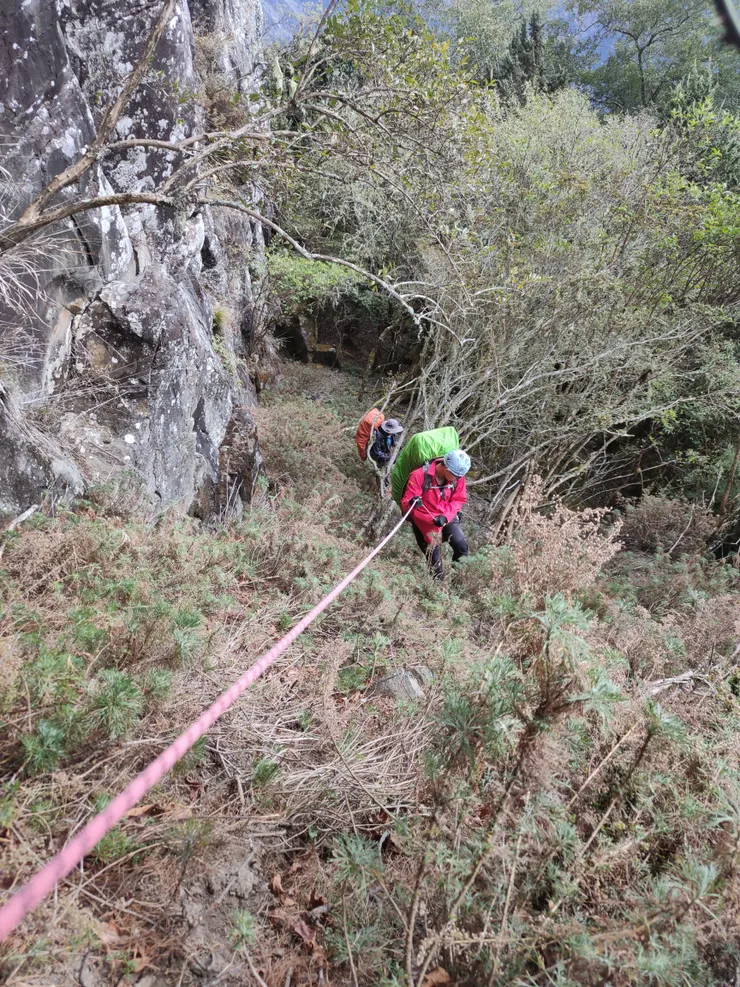 2520岩壁下的架繩處，事後發現此處的架繩有些多餘，但其他處的架繩有些難纏，全都忘了拍照...