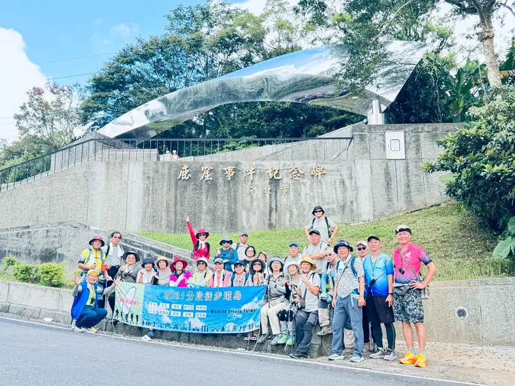 37位徒步好友於哭事件紀念碑合影留念。