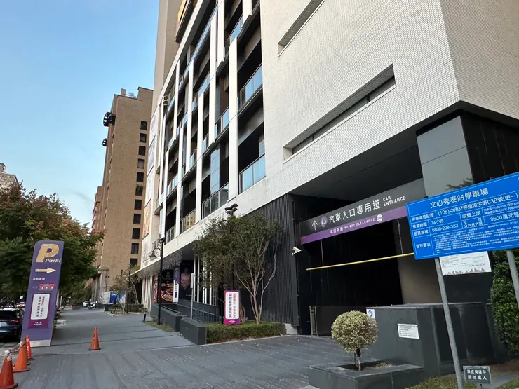 影城後方《豐偉路》才是停車場的入口。