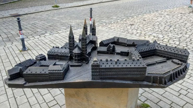 主教座堂廣場(Domplatz)與周圍的建築,高塔是教堂、右上是舊宮,右下是新宮(還有後院的玫瑰園)