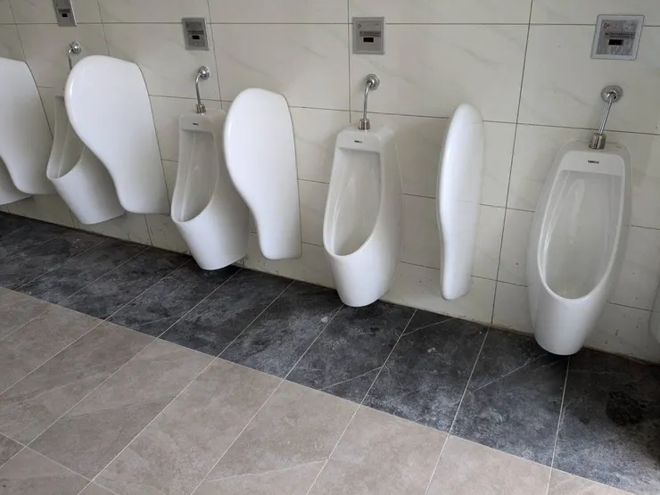 台南某國小新建廁所的小便斗有多種尺寸