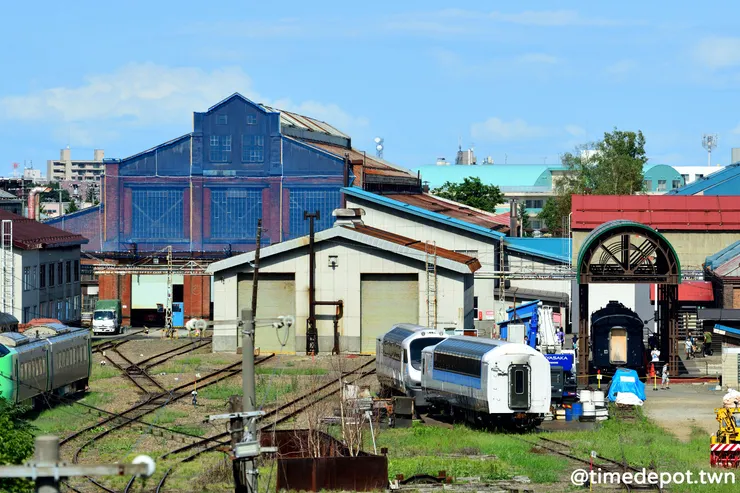 從苗穗車站遠遠就能望見由紅磚建造的苗穗工場機關車檢修場