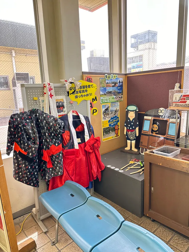 雖說戲服可供拍照，但放置了那麼久還是算了