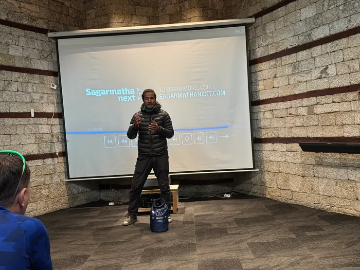 工作人員介紹Carry Me Back活動，腳前放的就是請訪客帶下山的回收袋。