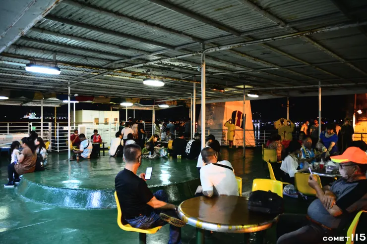 臥艙層的後方是戶外甲板，不少人在這裡吃喝東西和聊天