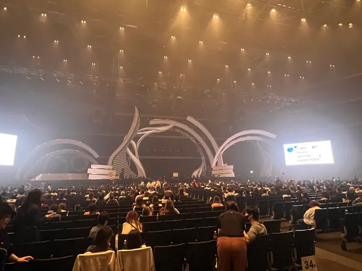 1F arena需要加購升等, 我們的座位就在arena正後方