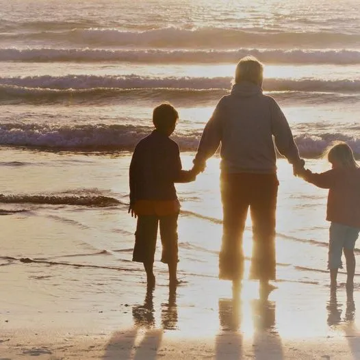 可能是 2 個人、小孩、大家站著、海洋和海灘的圖像