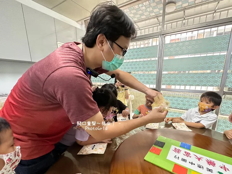 在二樓玩的中藥大富翁,每個孩子都期待輪到自己。