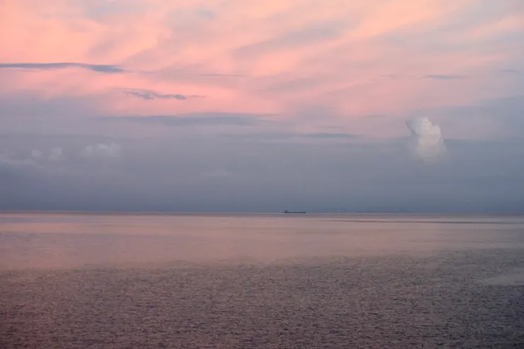 當浪退去，光才真正浮現。