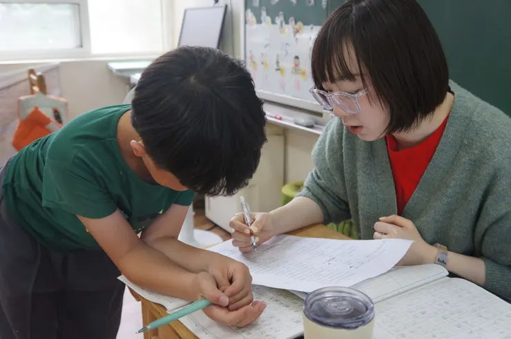 ▲ 志工認真為孩童課輔