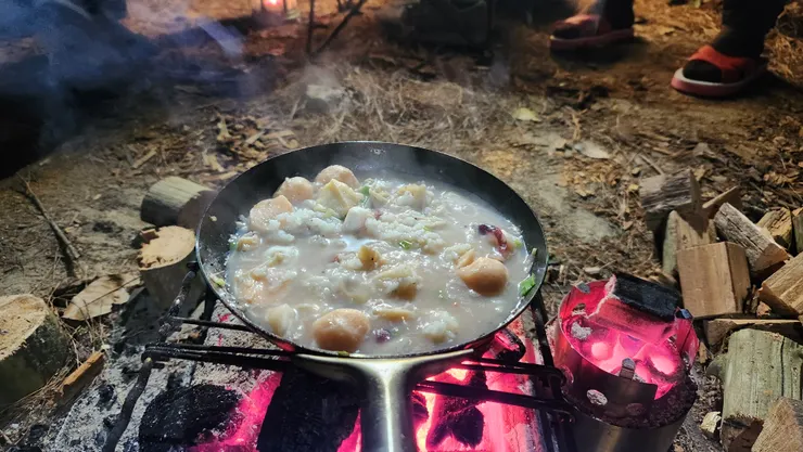 友人有帶米酒，我有帶威士忌。全加入來去腥啦。