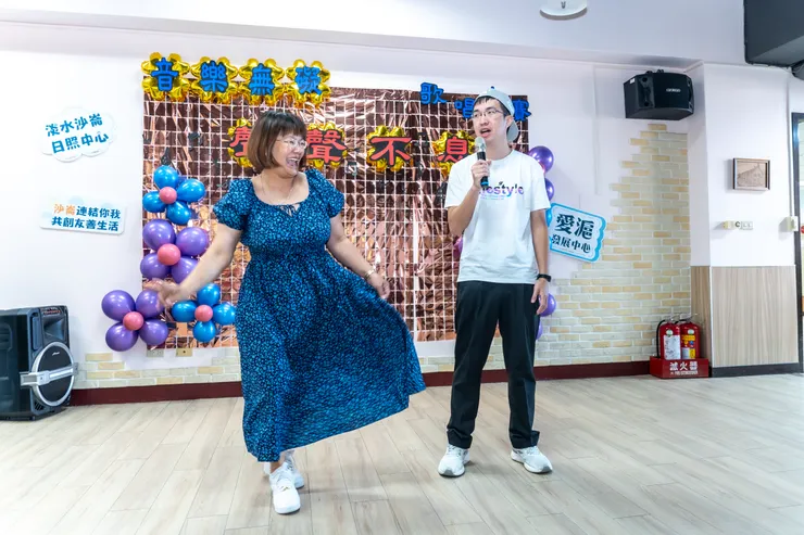 工作人員(左)上場伴舞，增添活動趣味性。