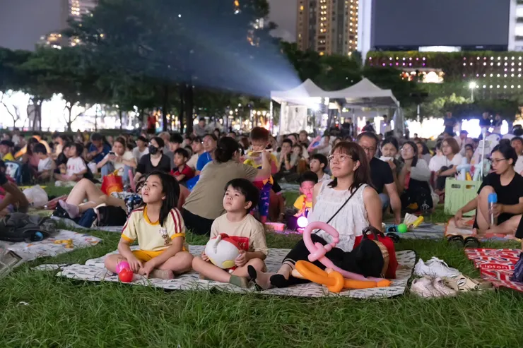 許多親子觀眾來到戶外，度過難忘的電影之夜