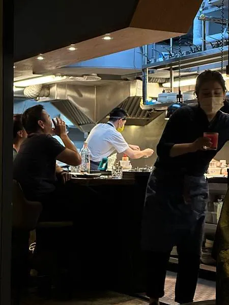 台北松山區時尚餐酒館｜藍色大門後的時髦 Bottless 非