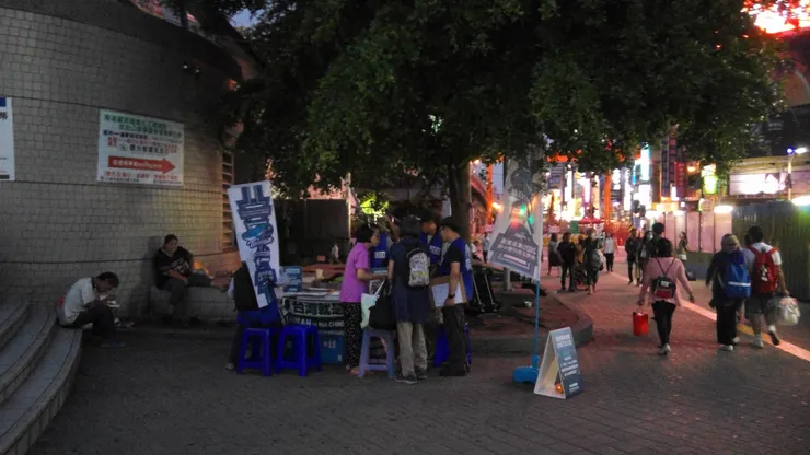 2018 年在當時高雄火車站前的東奧正名連署。只可惜最後公投的結果，台灣民意流於鄉愿，不願自己國家的名字出現在國際場合上。