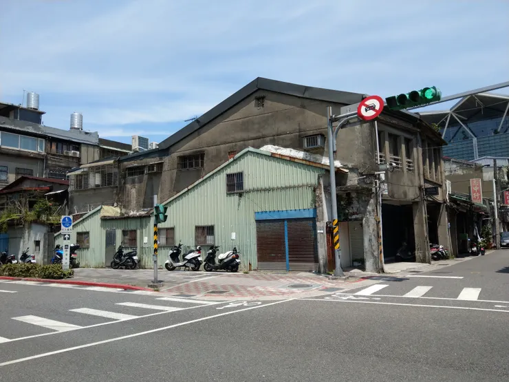 市民大道八段,以前是鋪設鐵軌。中南街底為從前的停車所