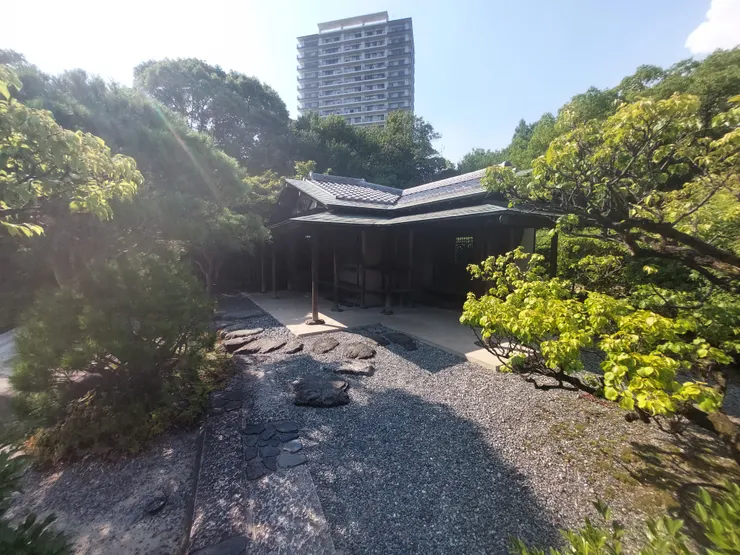 庭園內的小木屋配上後面現代摩登的高樓，有種衝擊敢但又沒有很違和，我還蠻喜歡的！