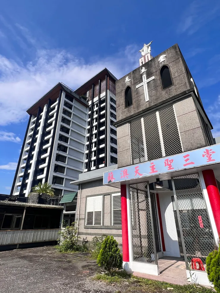 飯店旁的天主堂